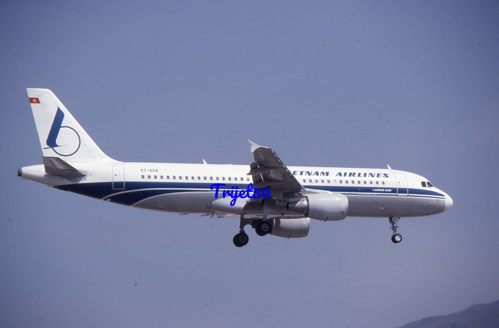 35mm Civil Aircraft Slide Airbus A320 S7-ASA Vietnam Airlines Kai Tak 1996